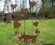 Garden stakes metal-sheet rusty hearts.