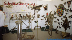 Fotografie unseres Ausstellungsstandes von dem Kunstbeitrag auf der Biota, Umweltmesse Hamburg: "Schrottblechrecycling für die Kunst." 1992. 